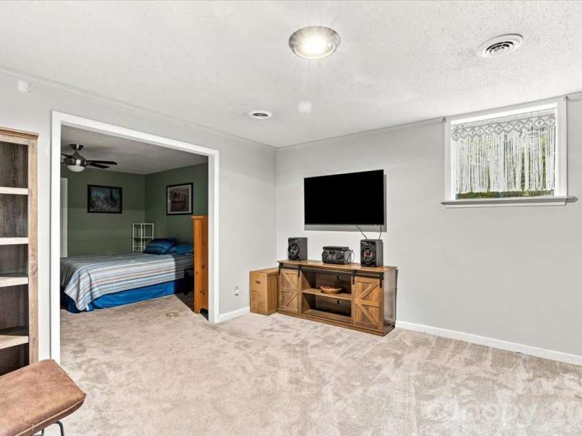 216 Dundeve Circle, Hendersonville, NC 28792.  MLS# CAR4403940, YatesRealty ID 37633. 