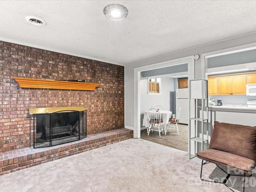 216 Dundeve Circle, Hendersonville, NC 28792.  MLS# CAR4403940, YatesRealty ID 37633. 