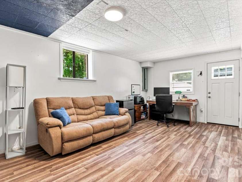 216 Dundeve Circle, Hendersonville, NC 28792.  MLS# CAR4403940, YatesRealty ID 37633. 