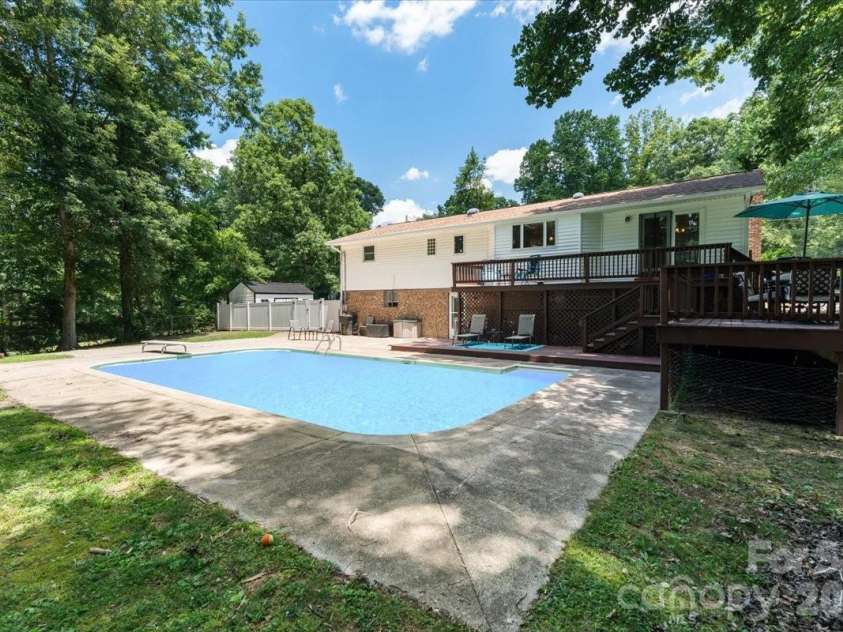 216 Dundeve Circle, Hendersonville, NC 28792.  MLS# CAR4403940, YatesRealty ID 37633. 