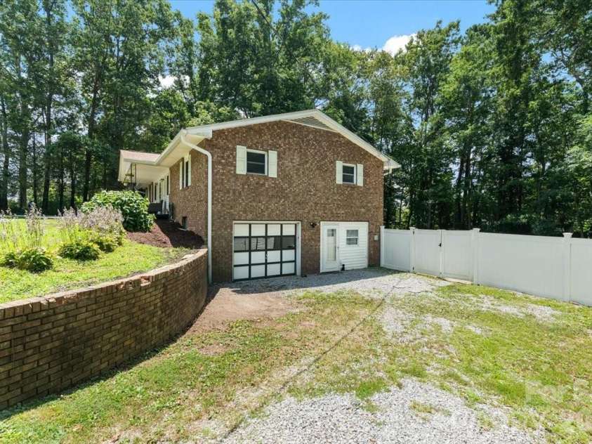 216 Dundeve Circle, Hendersonville, NC 28792.  MLS# CAR4403940, YatesRealty ID 37633. 
