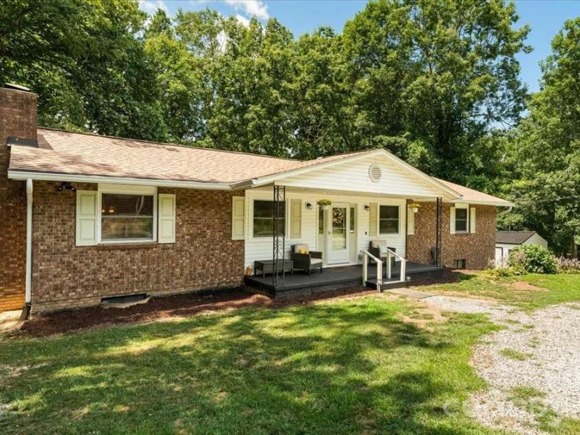 216 Dundeve Circle, Hendersonville, NC 28792.  MLS# CAR4403940, YatesRealty ID 37633. 