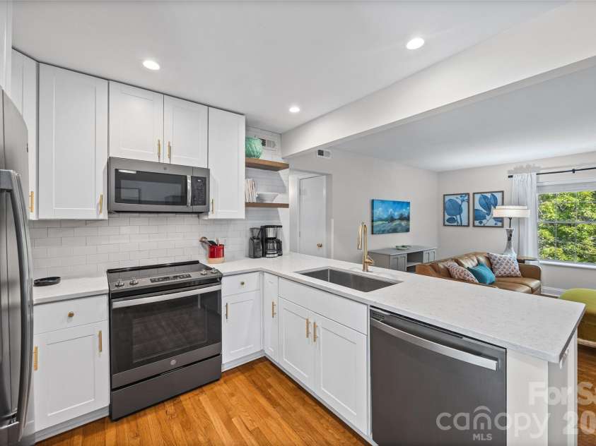 2600 Park Road, Charlotte, NC 28209.  MLS# CAR4404391, YatesRealty ID 37635. 