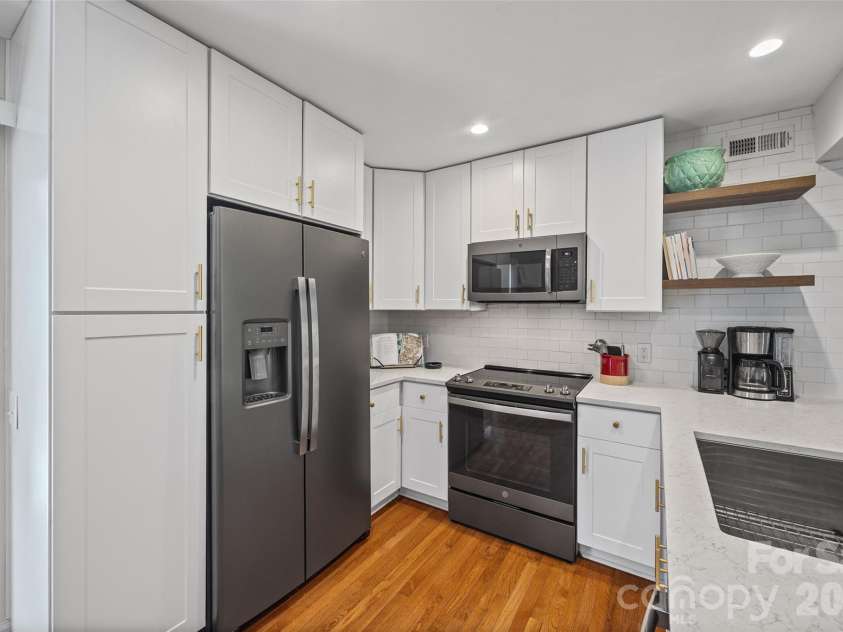 2600 Park Road, Charlotte, NC 28209.  MLS# CAR4404391, YatesRealty ID 37635. 