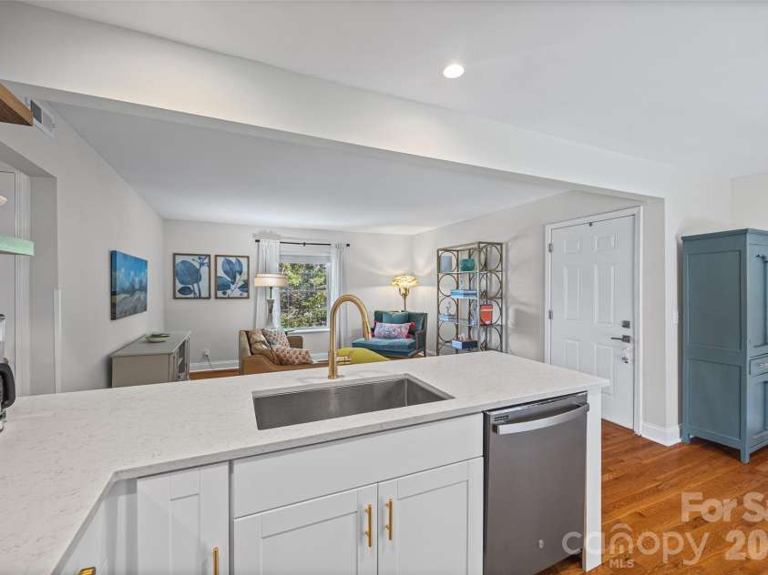 2600 Park Road, Charlotte, NC 28209.  MLS# CAR4404391, YatesRealty ID 37635. 