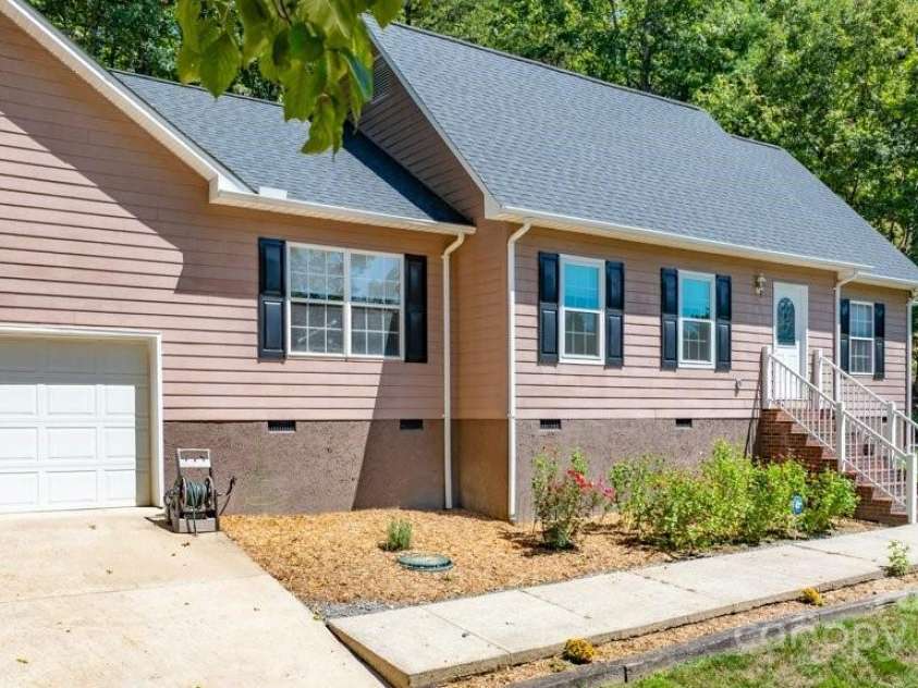 1039 Deep Woods Drive, Marion, NC 28752.  MLS# CAR4294921, YatesRealty ID 37637. 