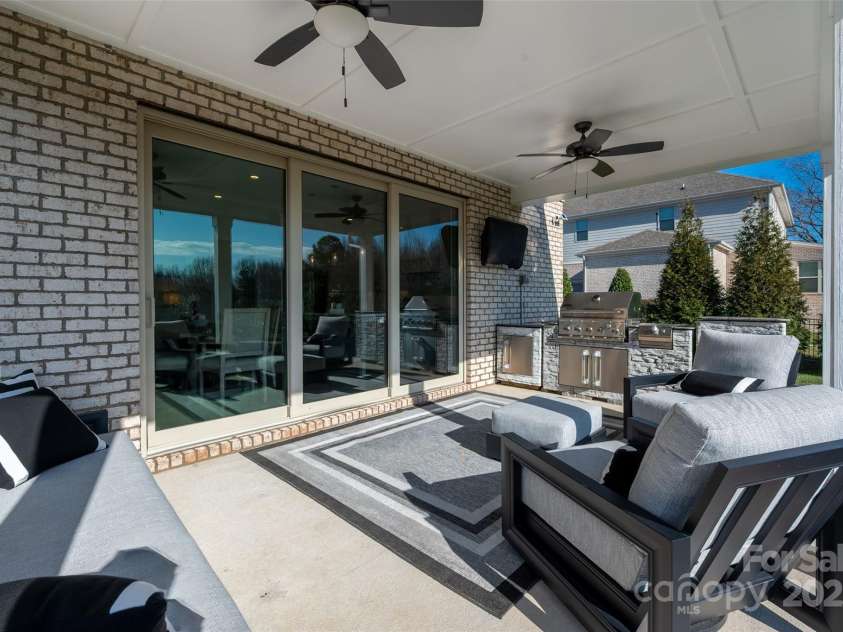 105 Downton Abbey Drive, Marvin, NC 28173.  MLS# CAR4332508, YatesRealty ID 3764. Telescoping door