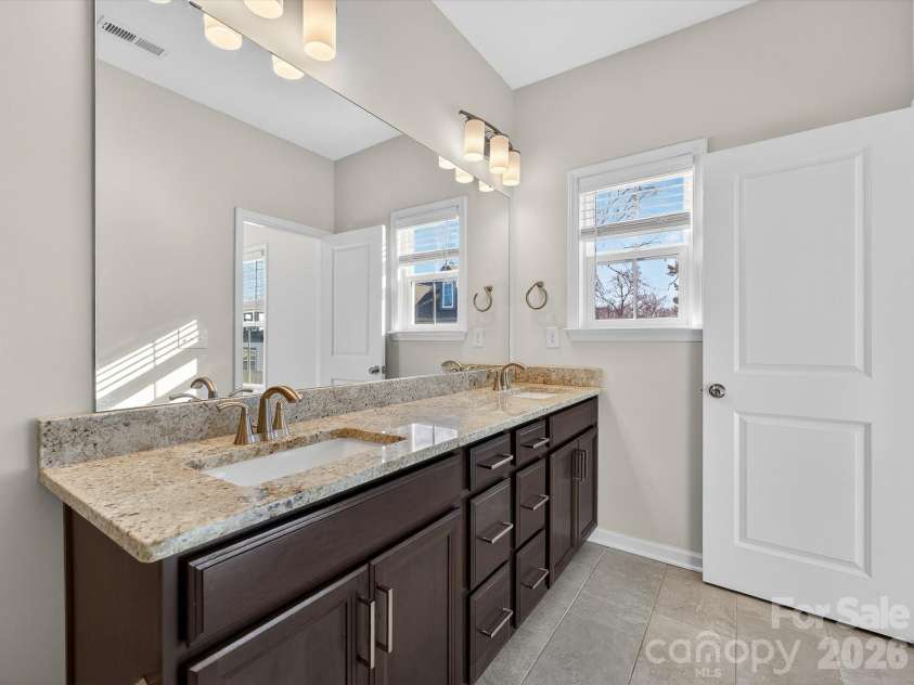 332 Hastings Run Drive, Charlotte, NC 28211.  MLS# CAR4337671, YatesRealty ID 3764. 