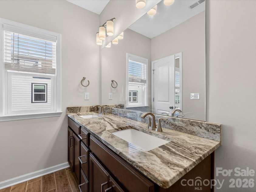 332 Hastings Run Drive, Charlotte, NC 28211.  MLS# CAR4337671, YatesRealty ID 3764. 