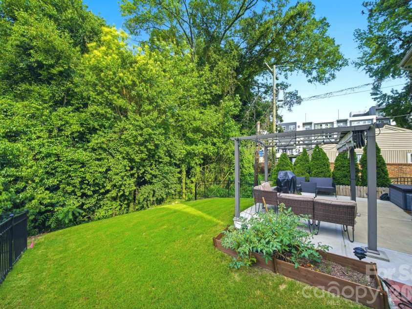 1829 Evergreen Drive, Charlotte, NC 28208.  MLS# CAR4399193, YatesRealty ID 37644. 