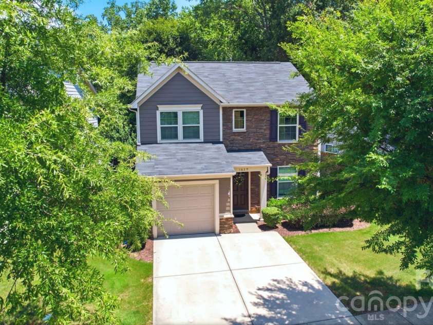 1829 Evergreen Drive, Charlotte, NC 28208.  MLS# CAR4399193, YatesRealty ID 37644. 