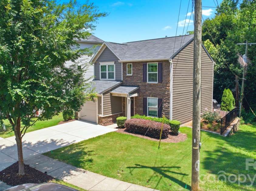 1829 Evergreen Drive, Charlotte, NC 28208.  MLS# CAR4399193, YatesRealty ID 37644. 
