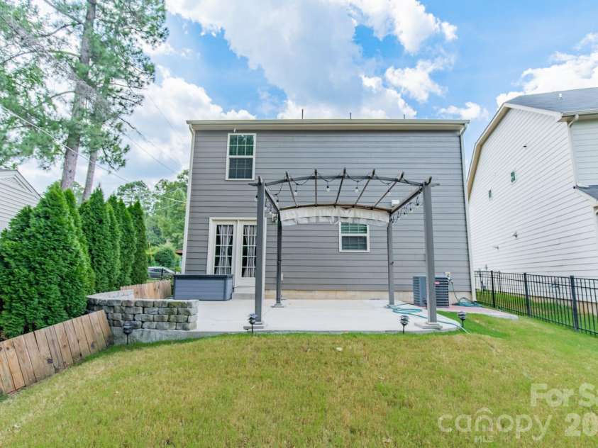 1829 Evergreen Drive, Charlotte, NC 28208.  MLS# CAR4416716, YatesRealty ID 37644. 