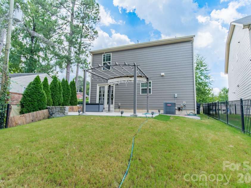 1829 Evergreen Drive, Charlotte, NC 28208.  MLS# CAR4416716, YatesRealty ID 37644. 
