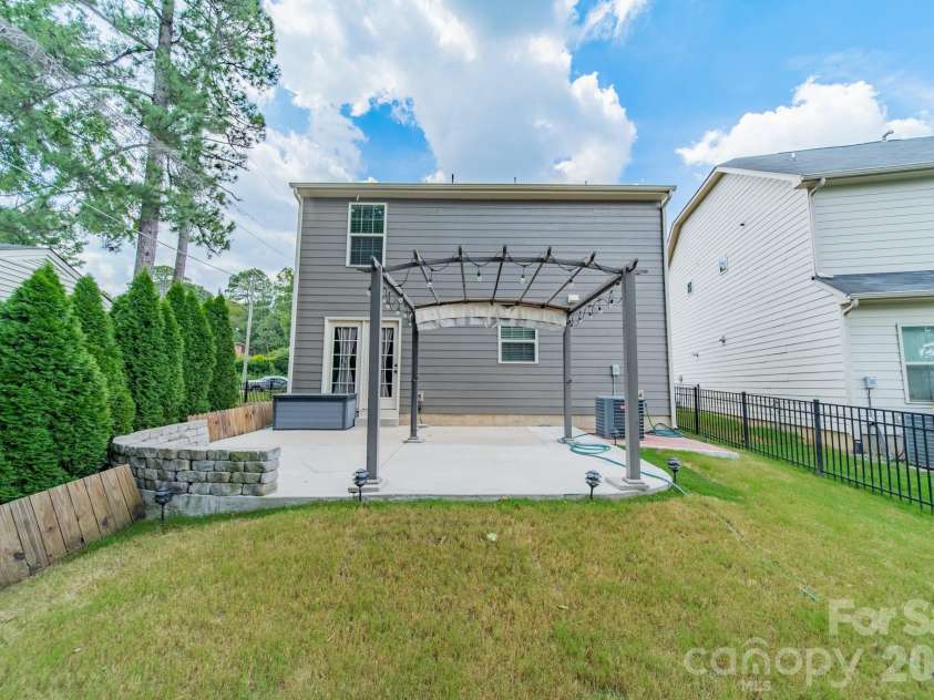1829 Evergreen Drive, Charlotte, NC 28208.  MLS# CAR4416716, YatesRealty ID 37644. 