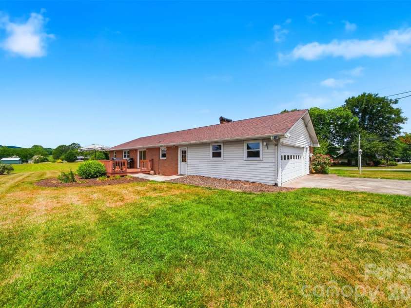 8604 Old NC 10 Highway, Hickory, NC 28602.  MLS# CAR4402129, YatesRealty ID 37646. 
