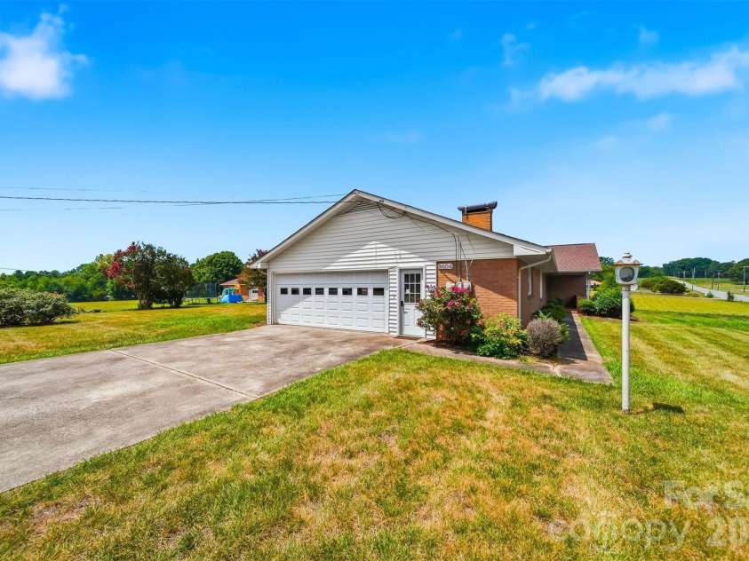 8604 Old NC 10 Highway, Hickory, NC 28602.  MLS# CAR4402129, YatesRealty ID 37646. 