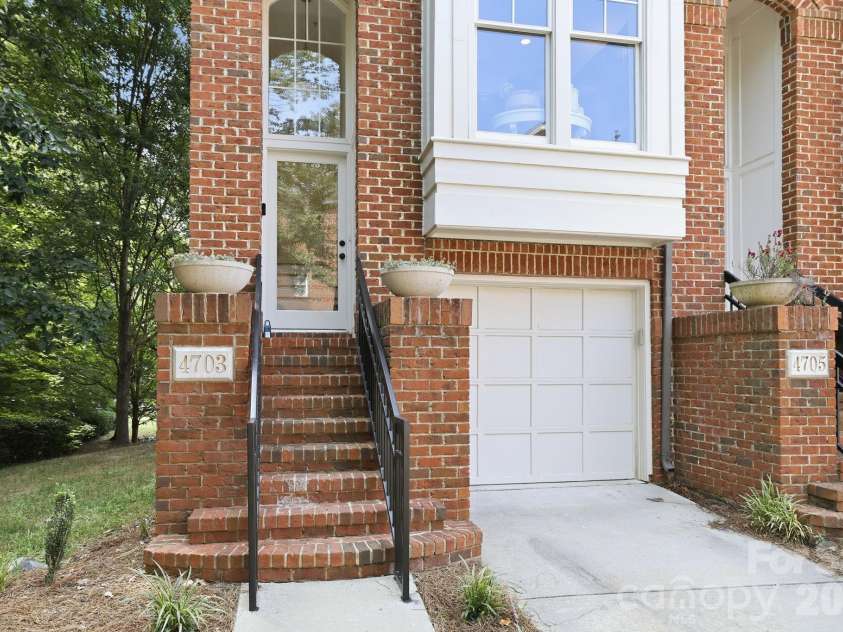 4703 Hill View Drive, Charlotte, NC 28210.  MLS# CAR4399865, YatesRealty ID 37647. 