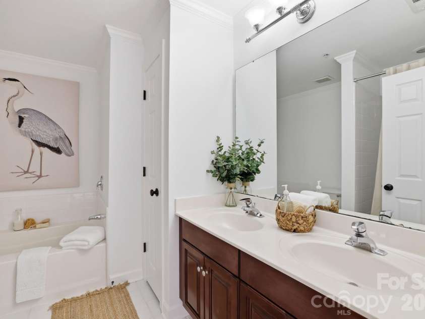 4703 Hill View Drive, Charlotte, NC 28210.  MLS# CAR4399865, YatesRealty ID 37647. 