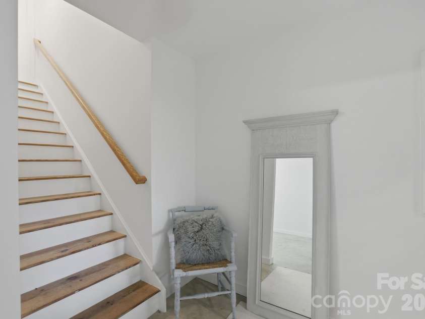 4703 Hill View Drive, Charlotte, NC 28210.  MLS# CAR4399865, YatesRealty ID 37647. 