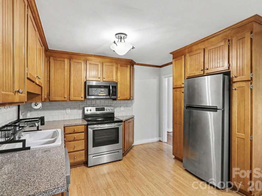 1819 Arnold Drive, Charlotte, NC 28205.  MLS# CAR4398901, YatesRealty ID 37648. 