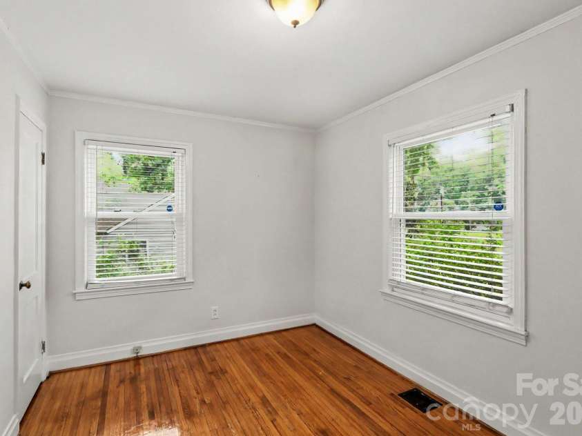 1819 Arnold Drive, Charlotte, NC 28205.  MLS# CAR4398901, YatesRealty ID 37648. 