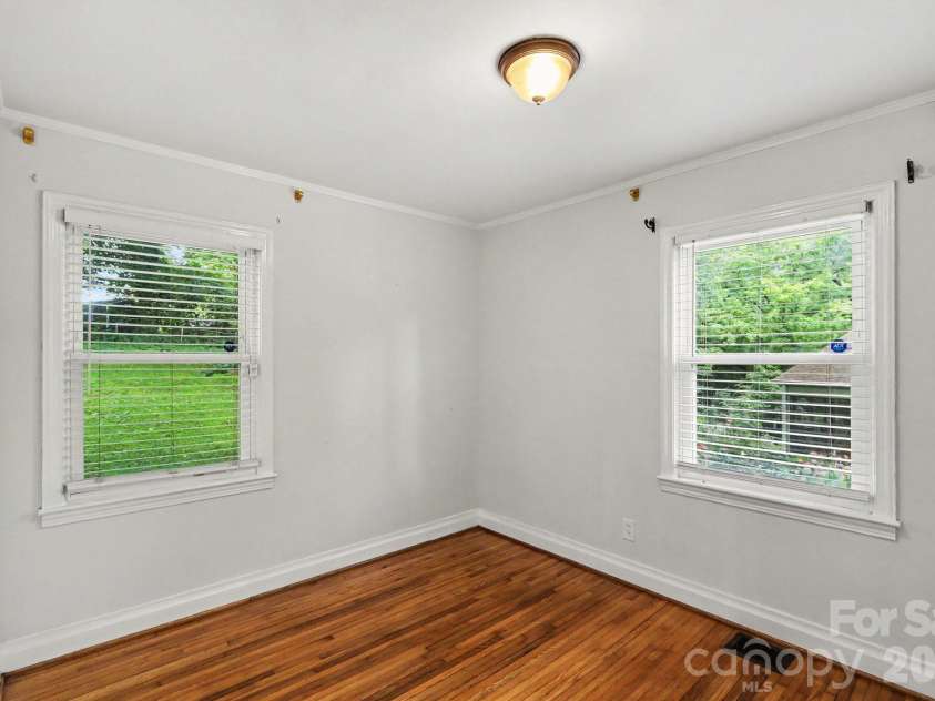 1819 Arnold Drive, Charlotte, NC 28205.  MLS# CAR4398901, YatesRealty ID 37648. 