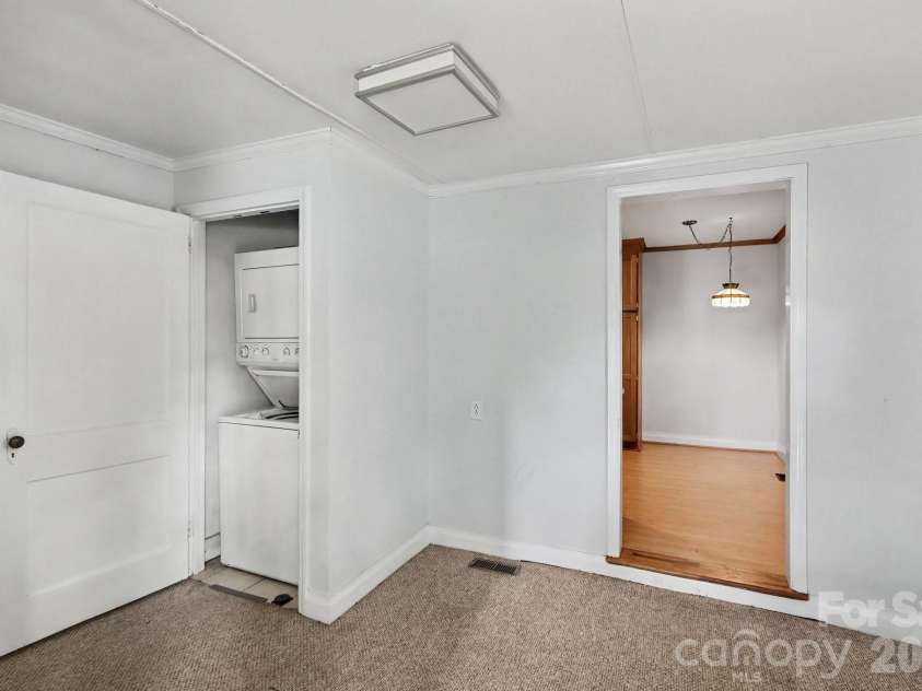 1819 Arnold Drive, Charlotte, NC 28205.  MLS# CAR4398901, YatesRealty ID 37648. 