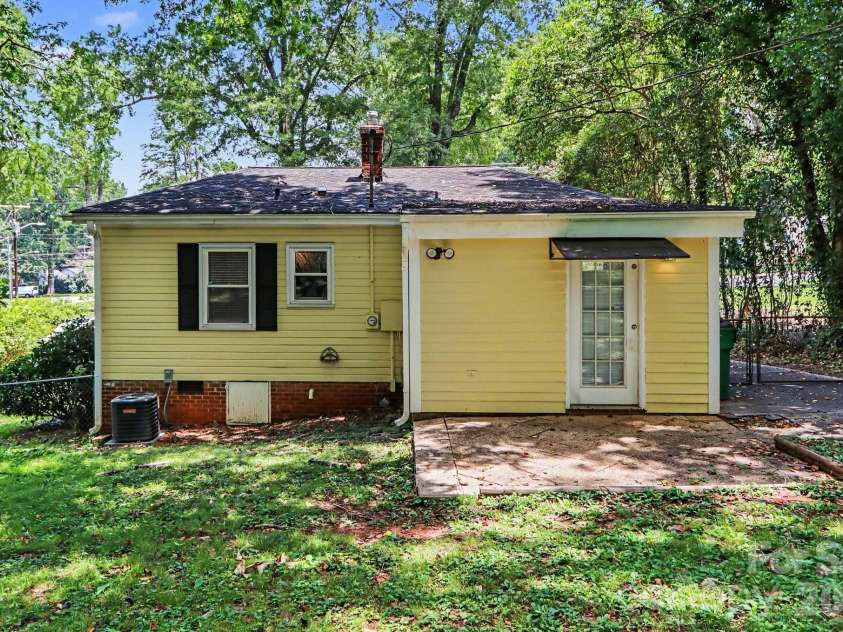1819 Arnold Drive, Charlotte, NC 28205.  MLS# CAR4398901, YatesRealty ID 37648. 