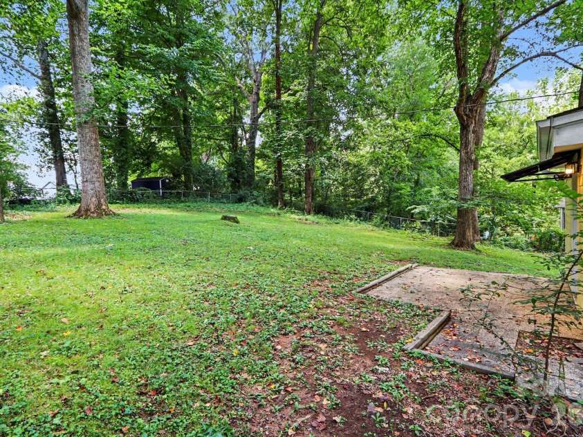 1819 Arnold Drive, Charlotte, NC 28205.  MLS# CAR4398901, YatesRealty ID 37648. 