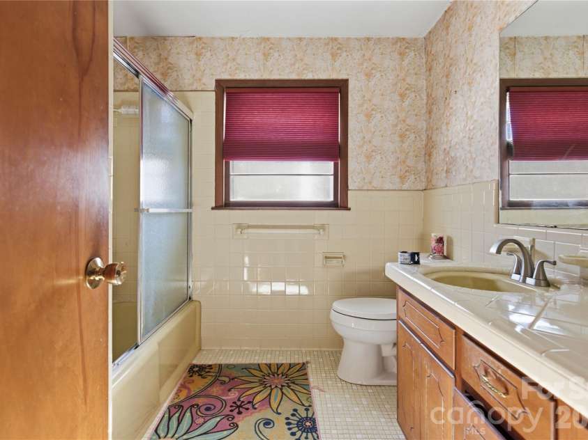 2534 44th Avenue, Hickory, NC 28601.  MLS# CAR4311264, YatesRealty ID 3765. Bathroom #2 on 2nd Floor