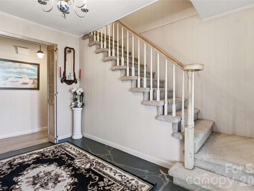 2534 44th Avenue, Hickory, NC 28601.  MLS# CAR4311264, YatesRealty ID 3765. Entryway