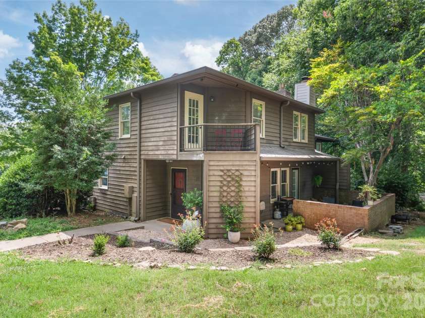 3538 Colony Crossing Drive, Charlotte, NC 28226.  MLS# CAR4404083, YatesRealty ID 37651. 
