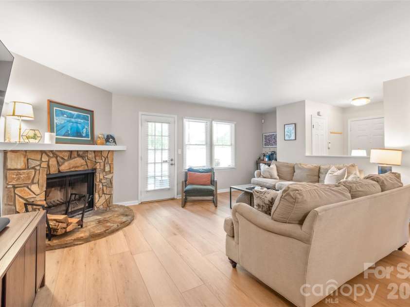 3538 Colony Crossing Drive, Charlotte, NC 28226.  MLS# CAR4404083, YatesRealty ID 37651. 