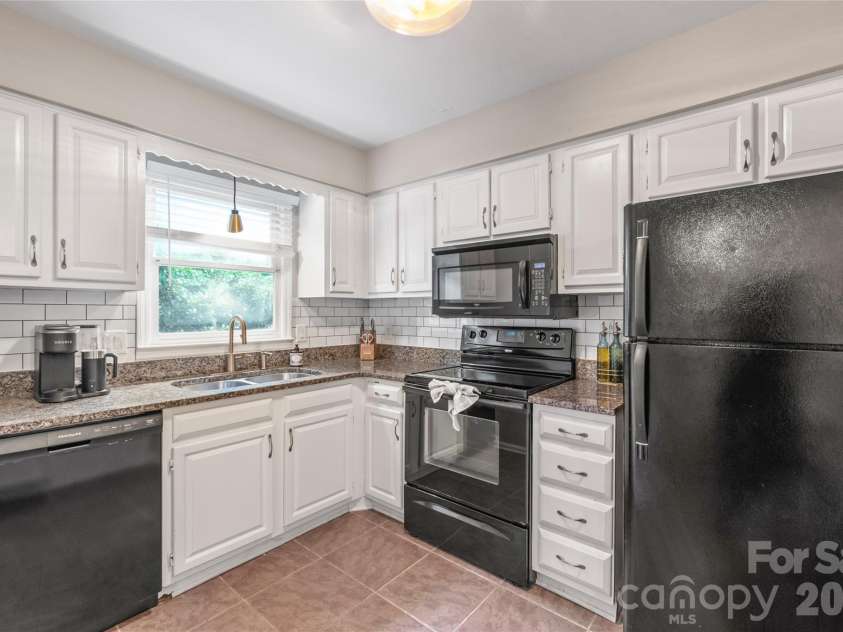 3538 Colony Crossing Drive, Charlotte, NC 28226.  MLS# CAR4404083, YatesRealty ID 37651. 