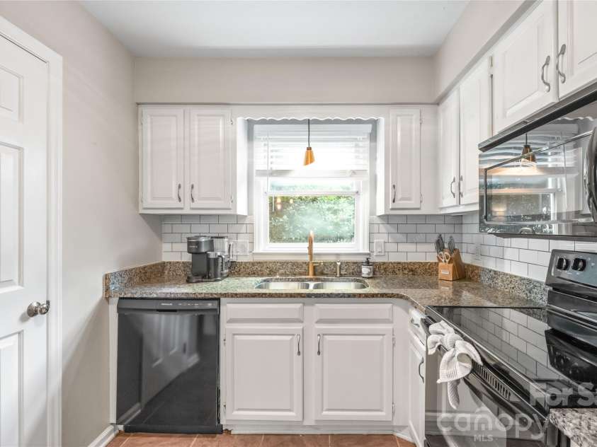 3538 Colony Crossing Drive, Charlotte, NC 28226.  MLS# CAR4404083, YatesRealty ID 37651. 