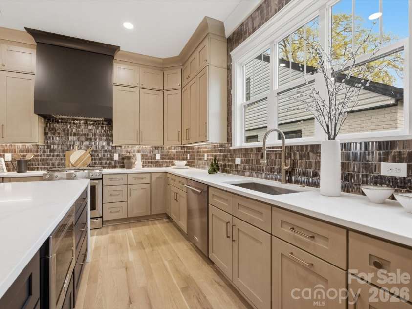 431 Peterson Drive, Charlotte, NC 28203.  MLS# CAR4347133, YatesRealty ID 37656. 