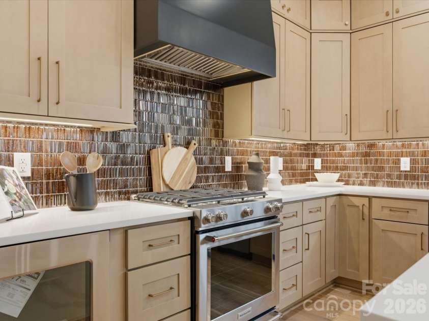 431 Peterson Drive, Charlotte, NC 28203.  MLS# CAR4347133, YatesRealty ID 37656. 