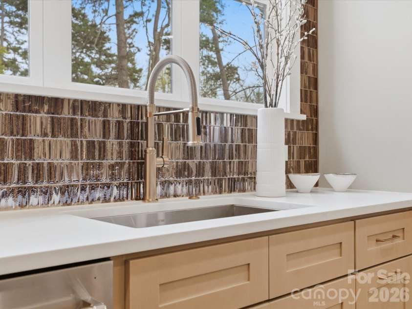 431 Peterson Drive, Charlotte, NC 28203.  MLS# CAR4347133, YatesRealty ID 37656. 