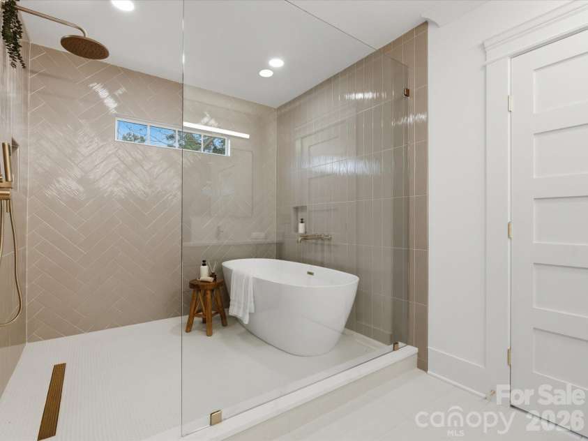 431 Peterson Drive, Charlotte, NC 28203.  MLS# CAR4347133, YatesRealty ID 37656. 