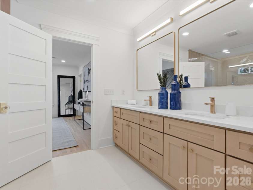 431 Peterson Drive, Charlotte, NC 28203.  MLS# CAR4347133, YatesRealty ID 37656. 