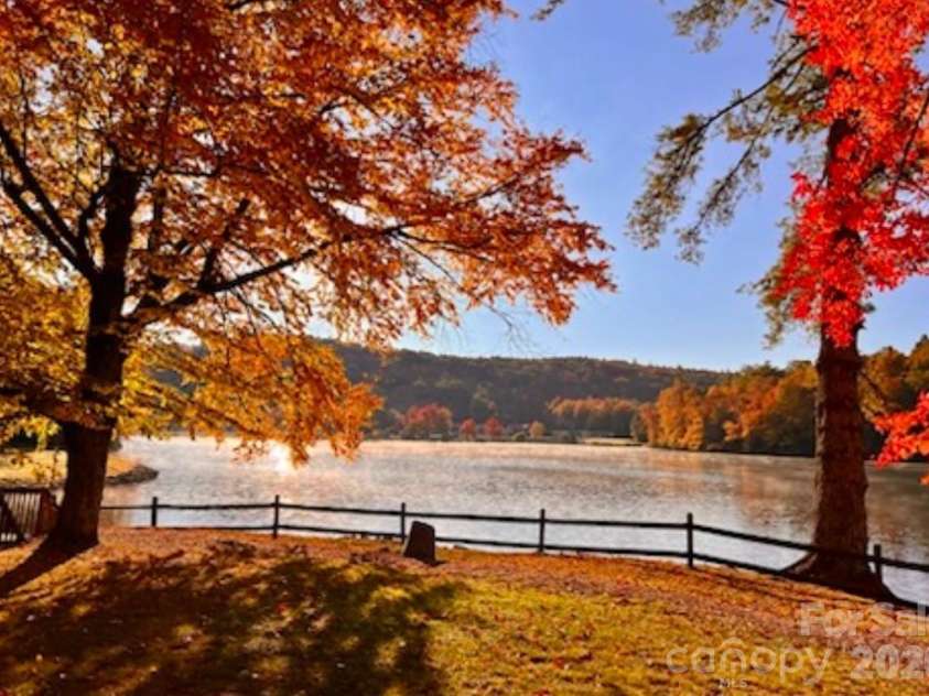 89 Woodcliff Loop, Newland, NC 28657.  MLS# CAR4381758, YatesRealty ID 37658. Land Harbor Lake/ Fall