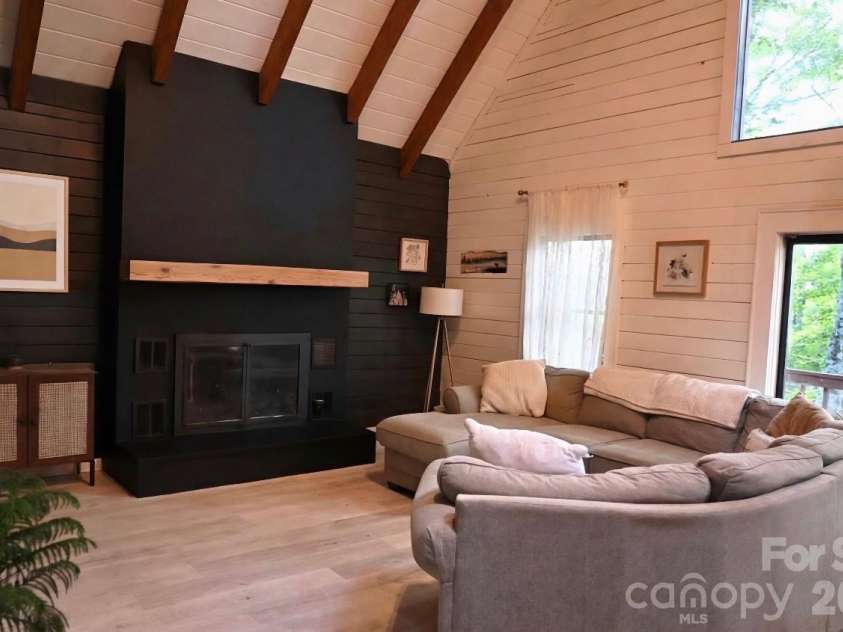 89 Woodcliff Loop, Newland, NC 28657.  MLS# CAR4381758, YatesRealty ID 37658. Living Room