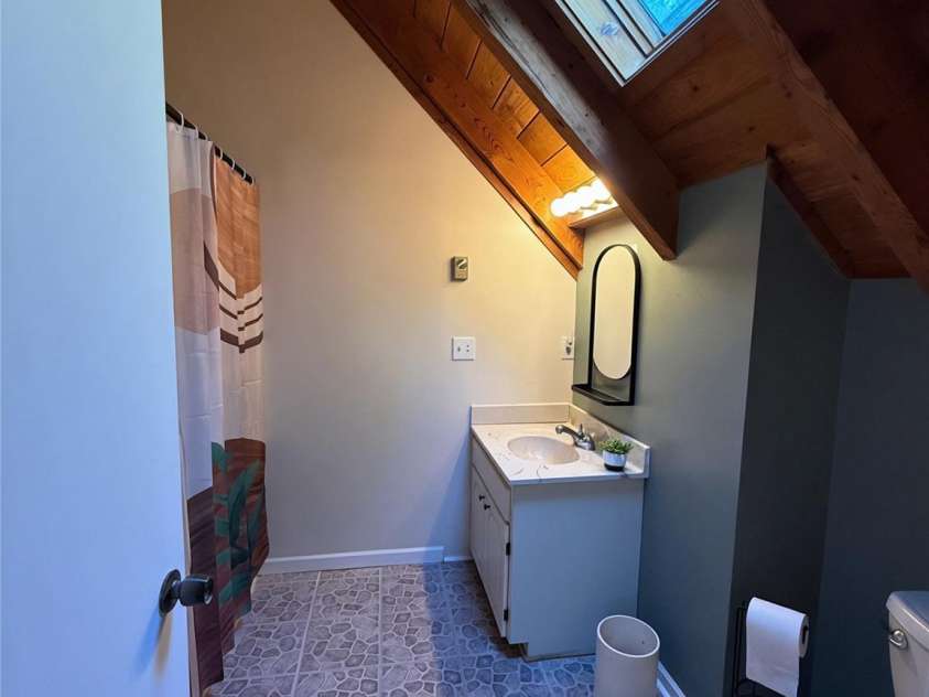 89 Woodcliff Loop, Newland, NC 28657.  MLS# CAR4381758, YatesRealty ID 37658. Loft Master Bath