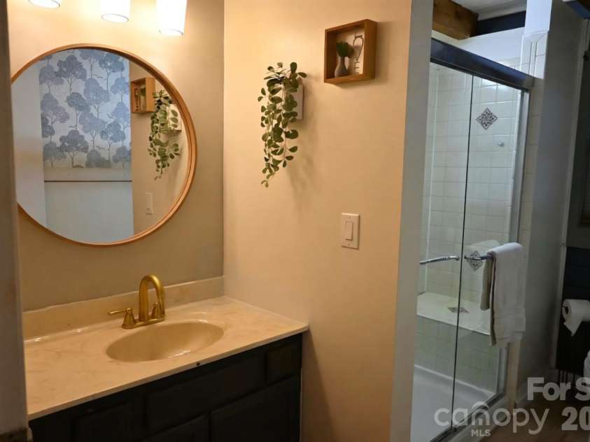89 Woodcliff Loop, Newland, NC 28657.  MLS# CAR4381758, YatesRealty ID 37658. Main level Bathroom