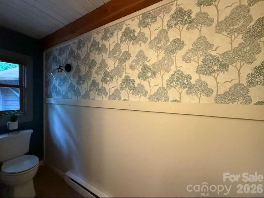 89 Woodcliff Loop, Newland, NC 28657.  MLS# CAR4381758, YatesRealty ID 37658. Main Level Bathroom