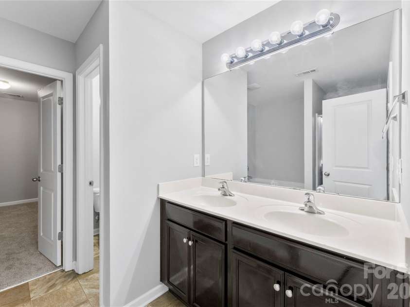 5305 Park Brook Drive, Charlotte, NC 28269.  MLS# CAR4336100, YatesRealty ID 3766. Primary Bathroom w/double sink