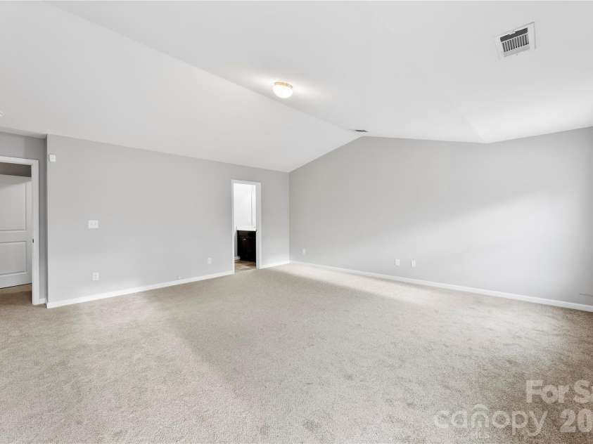 5305 Park Brook Drive, Charlotte, NC 28269.  MLS# CAR4336100, YatesRealty ID 3766. Spacious Primary Getaway 