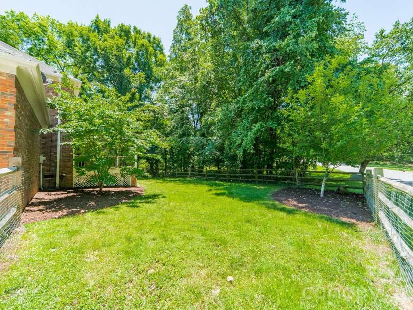 506 Abbotsford Court, Charlotte, NC 28270.  MLS# CAR4388965, YatesRealty ID 37660. 