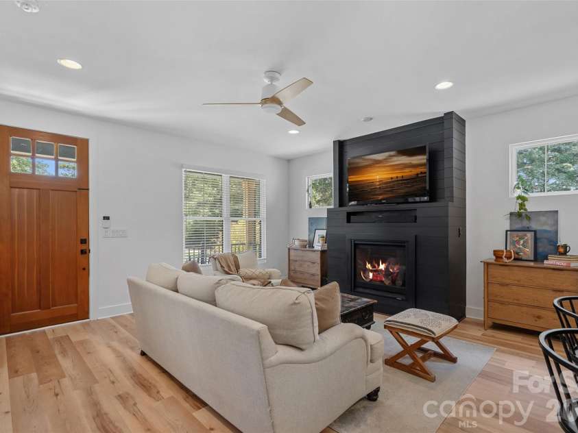 1642 Longfellow Street, Charlotte, NC 28205.  MLS# CAR4394987, YatesRealty ID 37661. 